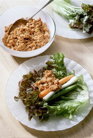 鶏みそのレタス巻き