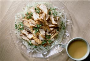 チキンソテーと玉ねぎの辛子ドレッシング