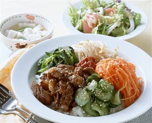 牛肉とゆで野菜のビビンバ丼