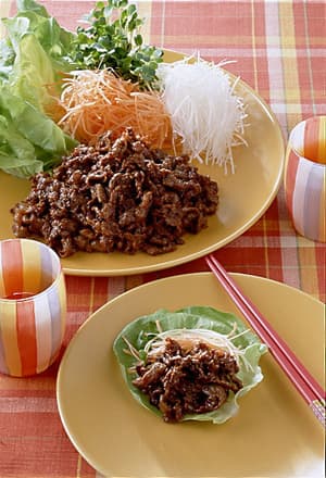 牛肉のみそ炒めとせん切り野菜の手巻きサラダ
