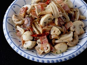 きのことベーコンのにんにく炒め