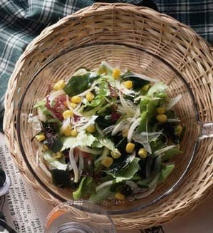 海草とスライスオニオンのサラダ