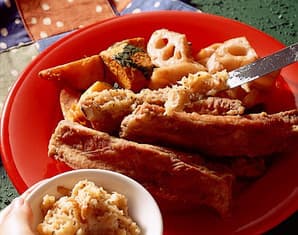 揚げ豚スペアリブにんにくペースト添え