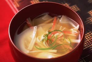 かにかまとワンタンの皮のスープ