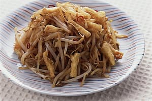 もやしと油揚げのピリ辛炒め