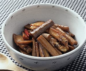 ごぼうと手羽先の煮もの