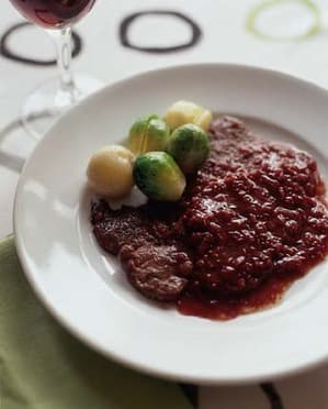 牛ヒレ肉の赤ワインソースがけ