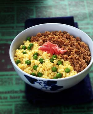 三色そぼろ丼