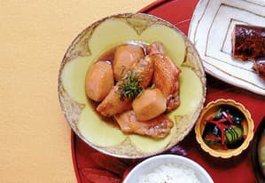 里いもと手羽先の煮もの
