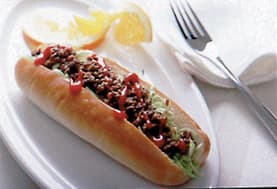 肉みそでホットドッグ風