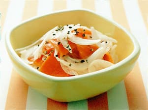 新玉ねぎとスモークサーモンのさっぱりサラダ