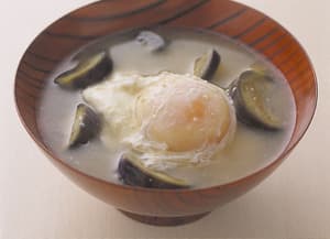 なすと落とし卵のみそ汁